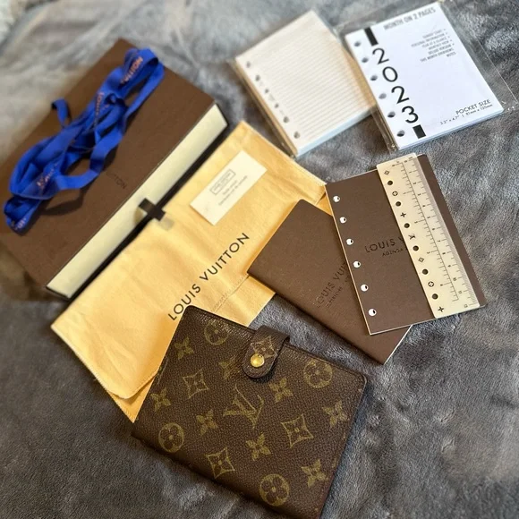 AUTHENTIC Louis Vuitton small ring agenda - Picture 4 of 11